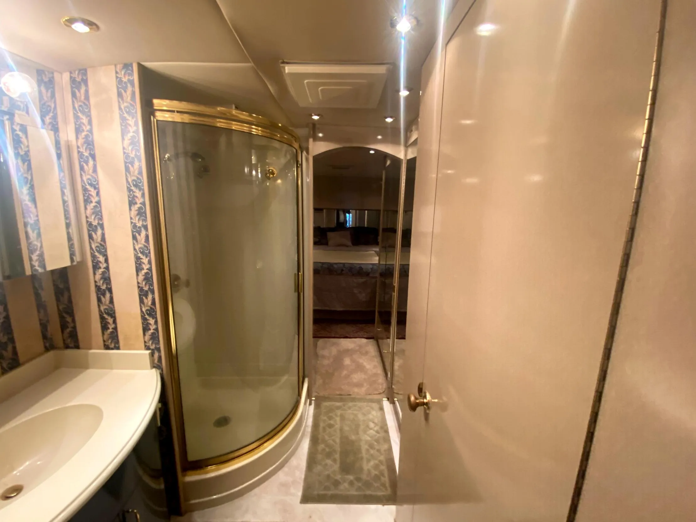 2001 Wanderlodge LXI 40 listing  2 