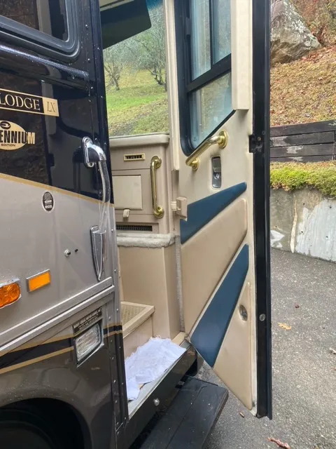 2001 Wanderlodge LXI 40 listing  10 